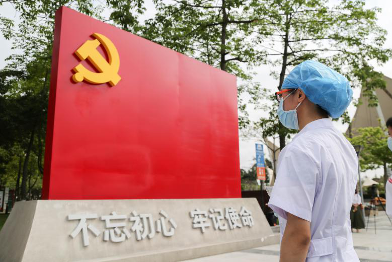 光荣与梦想安和泰医院援鄂护士赖小坚光荣入党