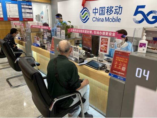 不曾停摆的上海移动营业厅一直在服务窗口处守候